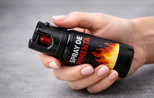 Senado aprova projeto que libera spray de pimenta para mulheres no Brasil