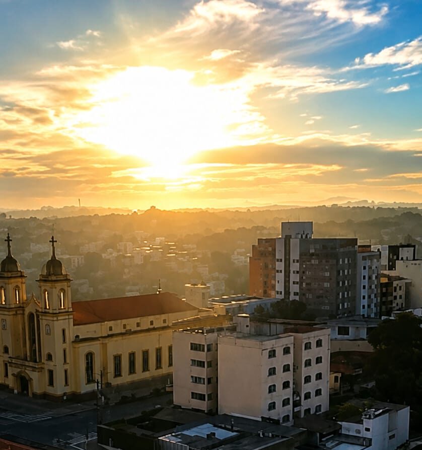 Massa de ar seco mantém o céu com poucas nuvens, afasta a chuva e provoca grande variação de temperatura entre a manhã e a tarde