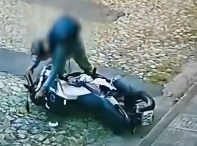 Ladrão cai, desiste de furtar moto e foge a pé em Divinópolis; veja vídeo WhatsApp Image 2026-07-14 at 16.43.49