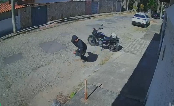 "Pega ladrão": moradores do Esplanada impedem furto de moto em Divinópolis; veja vídeo WhatsApp Image 2026-07-17 at 12.18.40