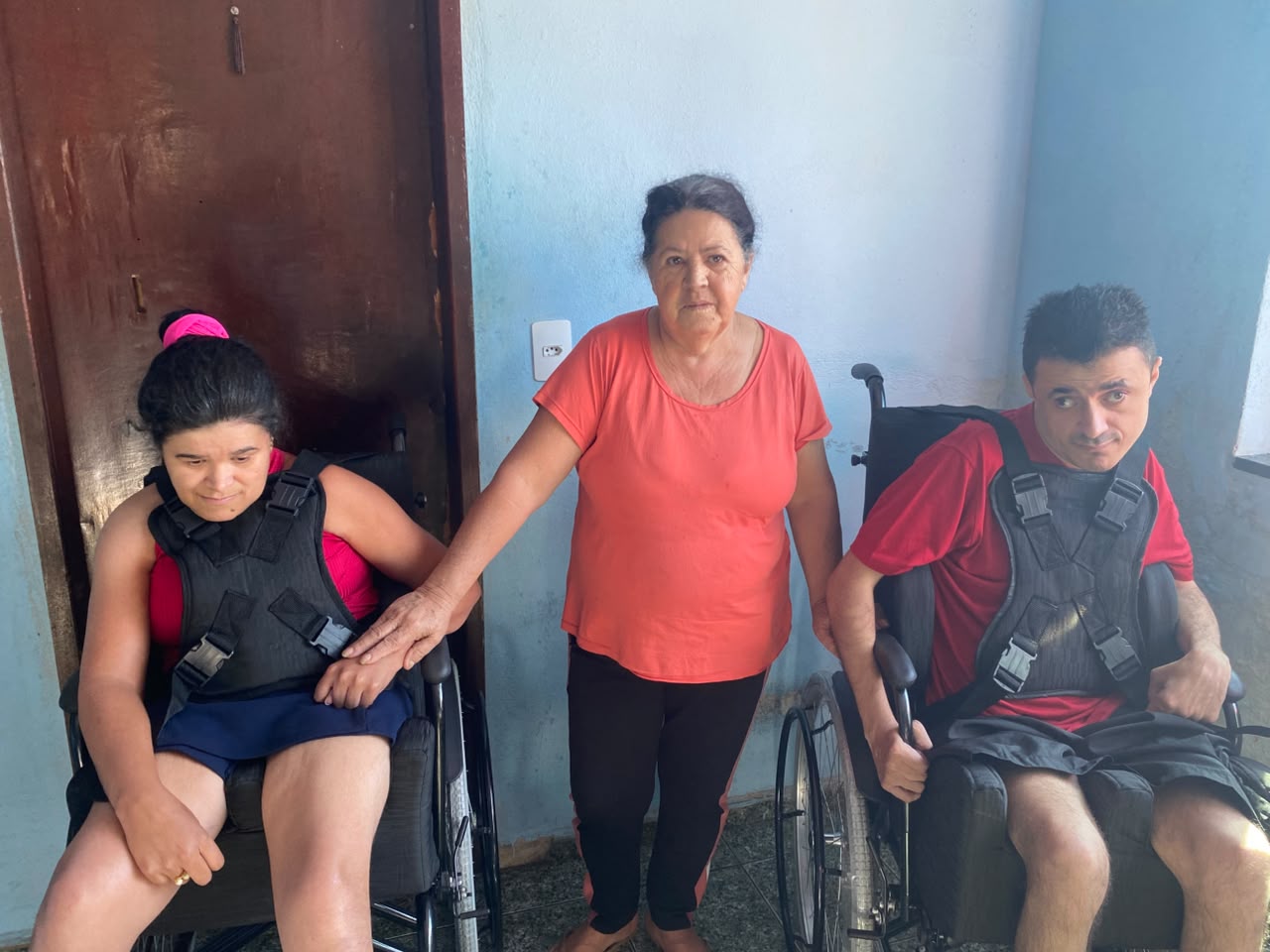 Queima do Alho transforma solidariedade em mobilidade e doa cadeiras de rodas a irmãos de Divinópolis