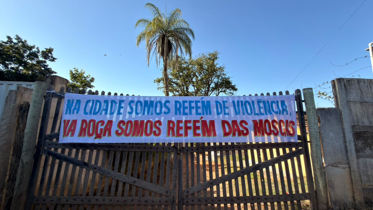 Moradores do Cacocô de Cima protestam contra infestação de moscas e mau cheiro provocados por granja e Polícia esteve no local