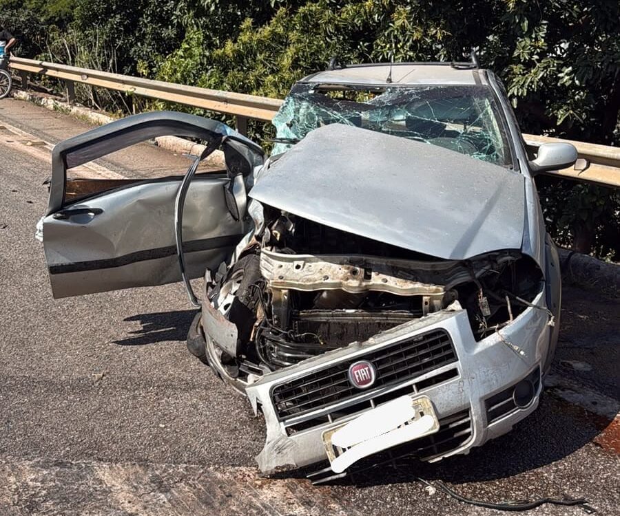 Motorista fica gravemente ferido após acidente com três veículos na MG-050 em Itaúna