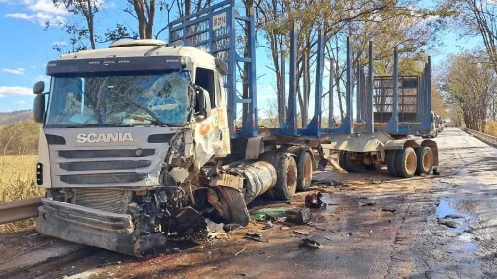 Motorista morre após colisão entre caminhão e carreta na BR-354 em Arcos