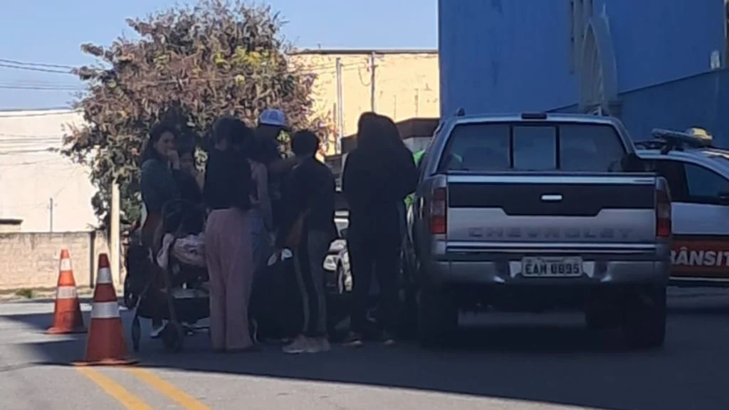 Acidente entre carro e moto deixa uma pessoa ferida no Centro de Divinópolis