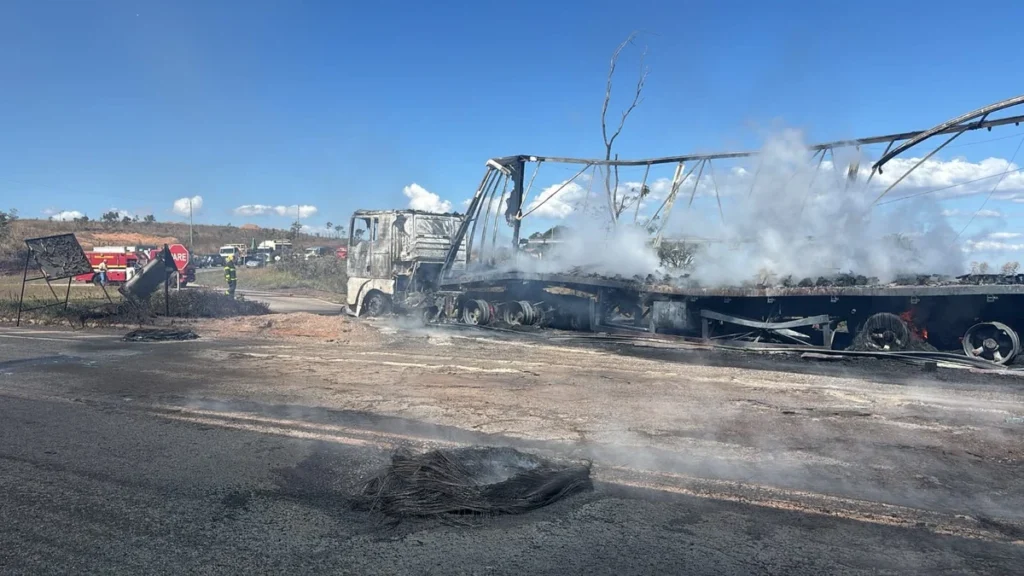 Carreta com óleo vegetal pega fogo e fica destruída na BR-262 em MG carreta 262
