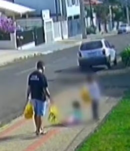 Pai flagrado chutando filha de 3 anos é investigado; mãe denunciou agressão após ver vídeo nas redes sociais