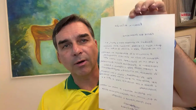 Moraes suspende visitas de Flávio a Jair Bolsonaro por 90 dias flávio exibe carta
