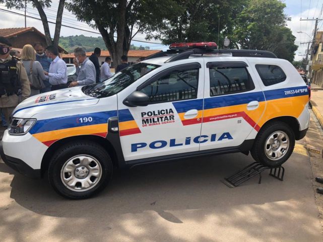 Mulher é presa por furto e Polícia Militar recupera dezenas de produtos em Divinópolis foto viatura