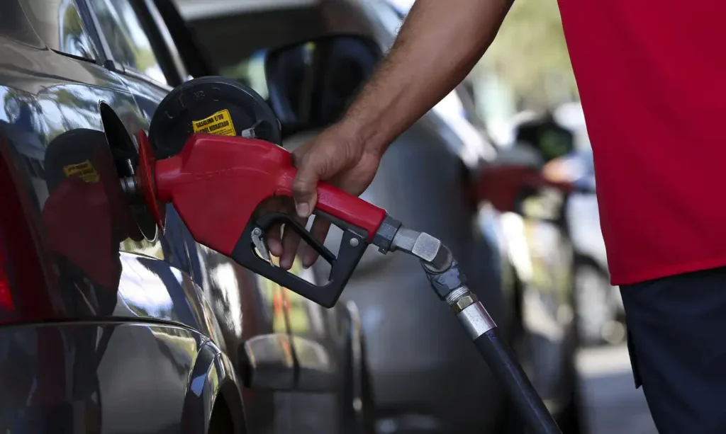 Governo adia decisão sobre aumento do etanol na gasolina para 32% gasolina