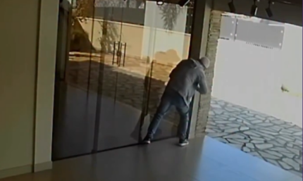 Câmeras registram furto a residência no bairro Belvedere em Itaúna