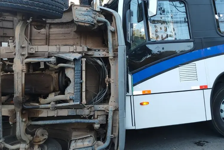 Colisão entre caminhão e ônibus mobiliza Polícia Militar e complica trânsito em Itaúna