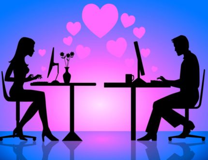 Comportamento: Namoro por aplicativo perde espaço e solteiros voltam a buscar primeiro encontro presencialmente An illustration of a couple online on computer