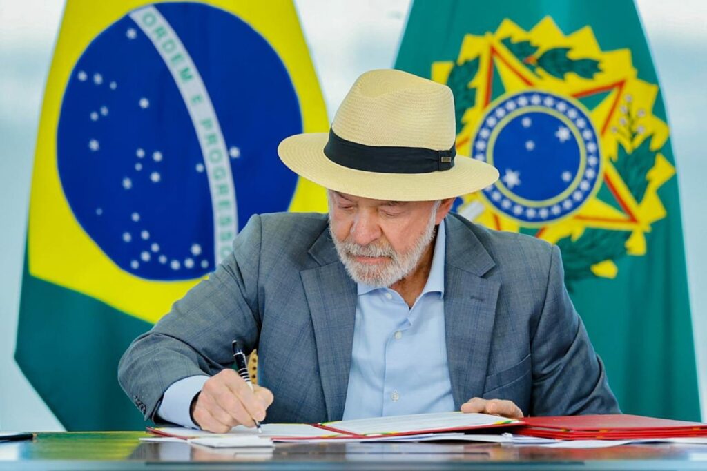 "Quase 2 mil homens preferem ficar presos do que pagar pensão", diz Moraes após Lula sancionar Pix Pensão presidente-lula-sancionou-a-lei-que-cria-debito-automatico-de-pensao-via-pix-2844