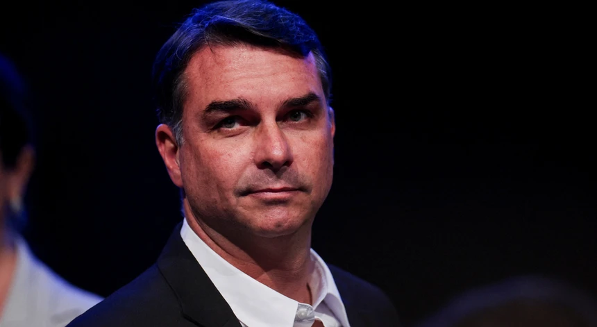 Filiação inesperada ao Missão trava registro de Flávio Bolsonaro no TSE; equipe fala em fraude, e aciona a PF