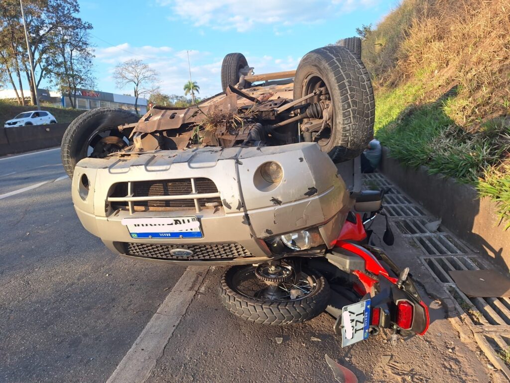 Carro capota na MG-050 e atinge motociclista após motorista perder o controle em Divinópolis 6514a401-2eb3-4eac-98c8-1db171e58af6