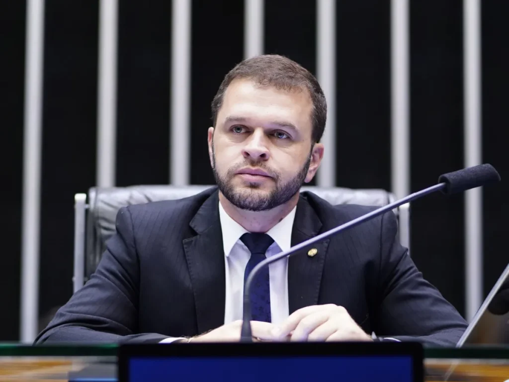 Política mineira de ponta-cabeça: Charlles Evangelista, anunciado vice de Roscoe (PL) há dois dias, desiste e reabre o tabuleiro eleitoral Charles evangelista