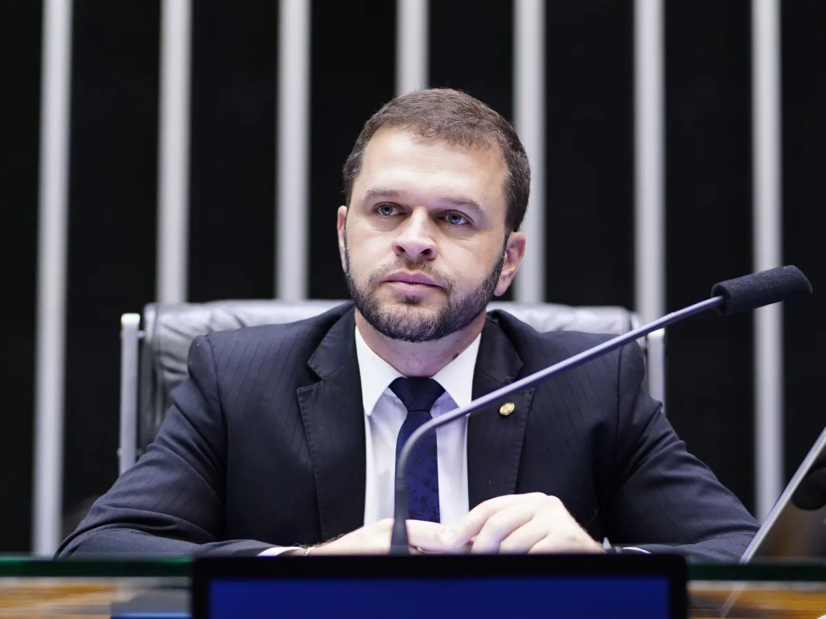 Política mineira de ponta-cabeça: Charlles Evangelista, anunciado vice de Roscoe (PL) há dois dias, desiste e reabre o tabuleiro eleitoral
