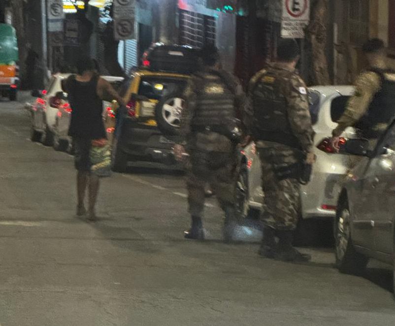 Importunação, gritos e vandalismo: homem causa medo em via pública e reacende debate sobre segurança em Divinópolis
