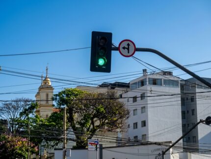 Furto de cabos desliga semáforo e afeta trânsito em Divinópolis