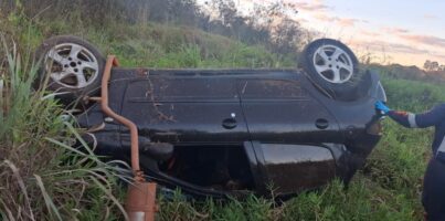 Motorista de 66 anos morre após carro capotar e parar em brejo na BR-352