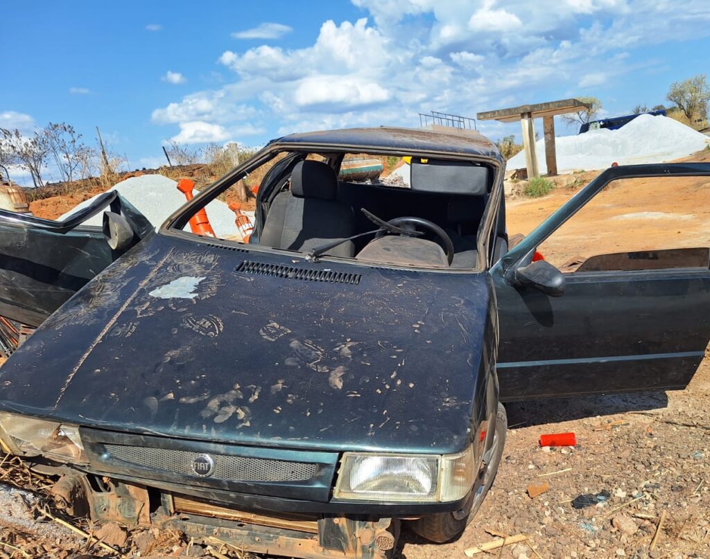 Homem morre e dois ficam gravemente feridos após carro sair da pista na BR-352, em Pitangui IMG-20260823-WA0051