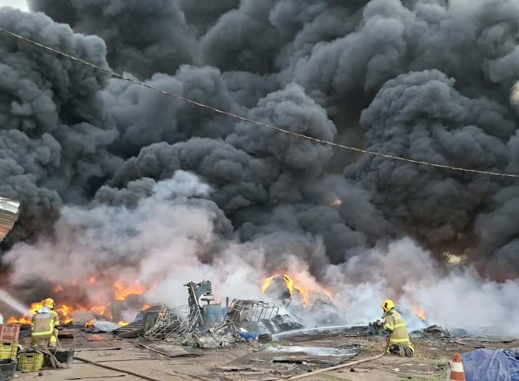 Incêndio atinge depósito de recicláveis em Divinópolis; bombeiros mobilizam três viaturas NOVO
