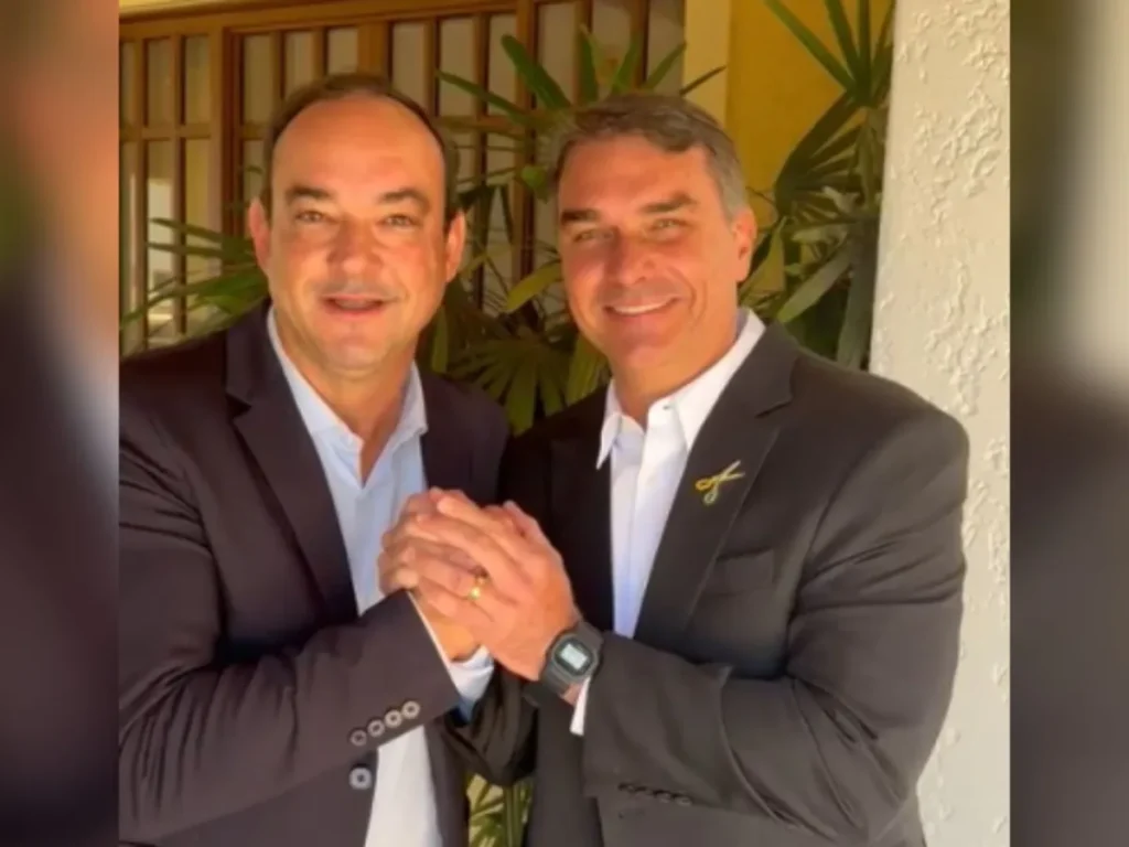 Flávio Bolsonaro elogia Cleitinho, mas confirma Roscoe no palanque em Minas: “preparadíssimo” O-candidato-do-PL-ao-governo-de-Minas-Gerais-Flavio-Roscoe-e-Flavio-Bolsonaro-1
