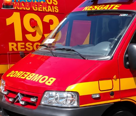 Carro sai da pista: Bate em árvores e deixa uma pessoa fatal em Itaúna Screenshot_1