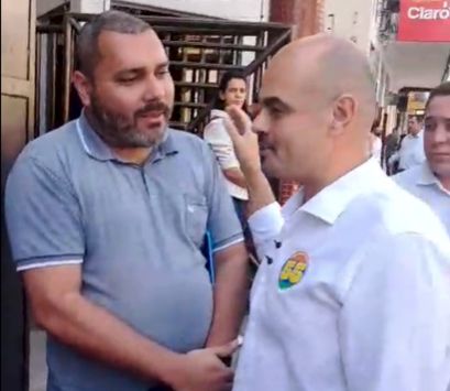 “O senhor só vem em eleição”: Mateus Simões é cobrado por morador durante campanha em rua de Três Corações Sem título-4