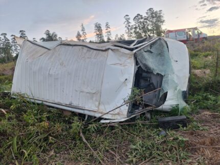 Acidente na MG-164 Pedra do Indaiá e Samonte deixa dois feridos após pneu estourar em curva