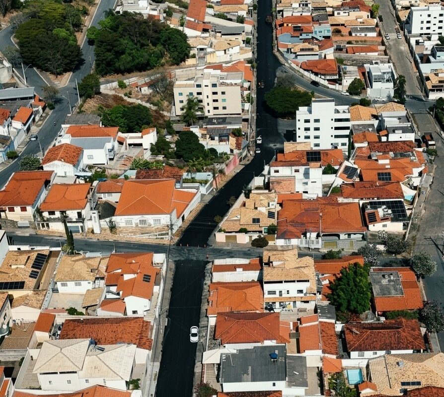 Itaúna investe R$ 1,5 milhão e avança com novas obras de asfalto