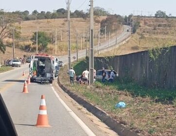 Capotamento deixa mulher ferida na estrada de Ermida em Divinópolis neste Domingo (16)