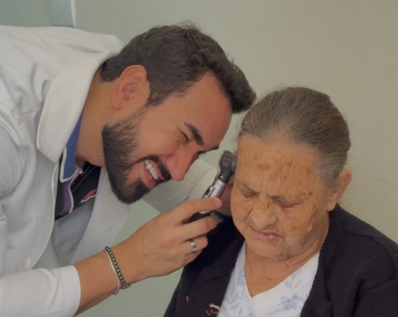 Itaúna inicia entrega de aparelhos auditivos para 95 pacientes