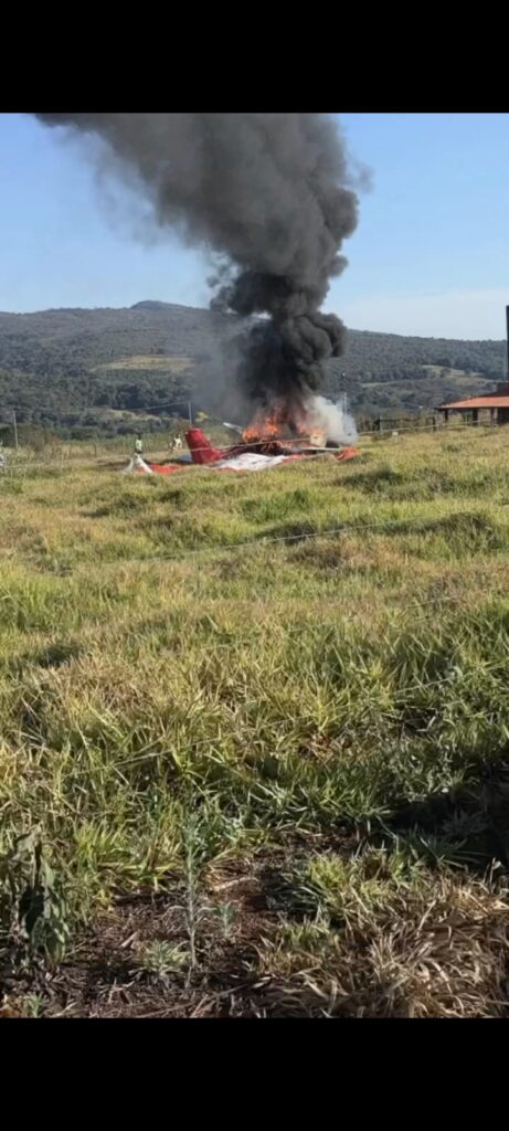 VIDEO: Momento em que avião pega fogo durante voo, cai em área de mata e piloto sobrevive em Mateus Leme WhatsApp Image 2026-08-25 at 08.34.09