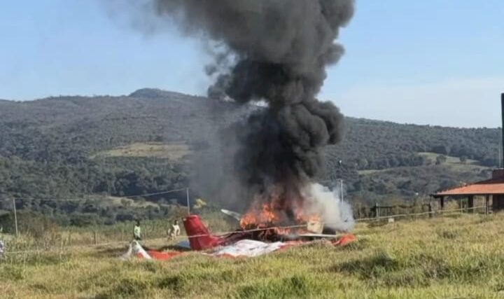 VIDEO: Momento em que avião pega fogo durante voo, cai em área de mata e piloto sobrevive em Mateus Leme
