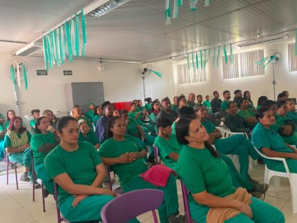 CREAS leva debate sobre violência contra a mulher a empresa em Carmo do Cajuru