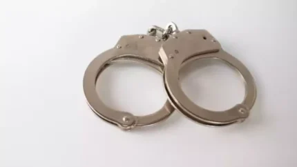 Foragido por homicídio na MG-050 termina com prisão em Divinópolis algema-prisao-595x335