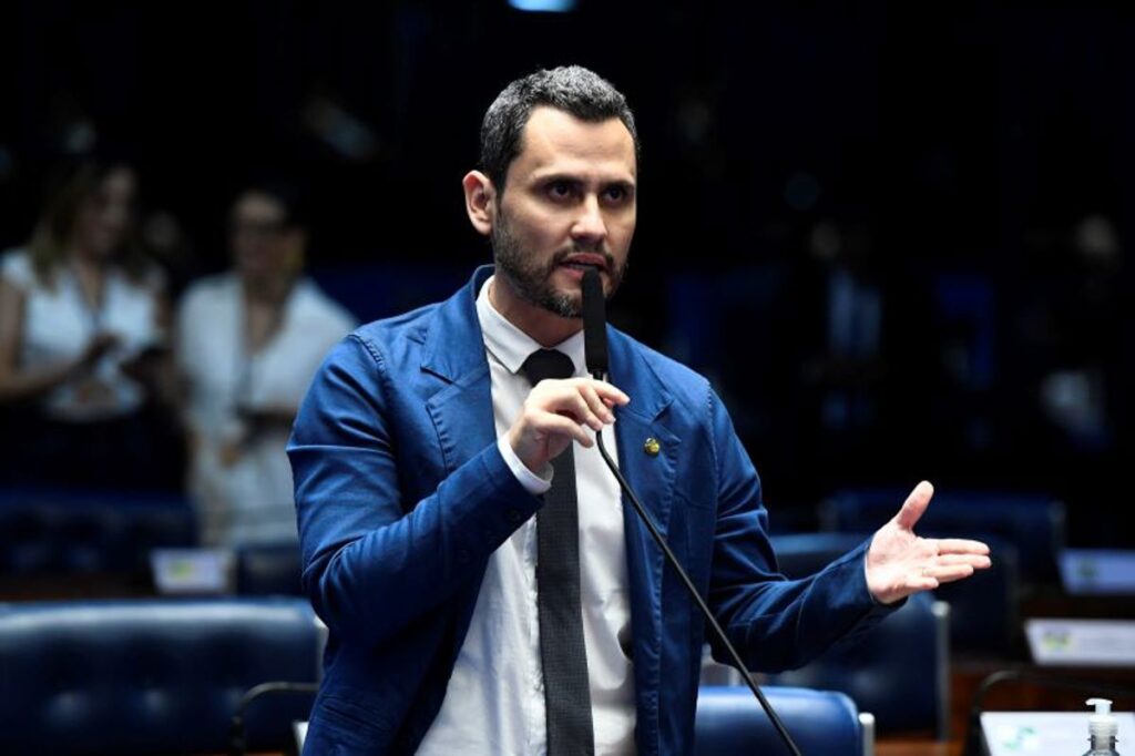 Em fala contundente no Senado, Cleitinho cita vida de verdureiro ao defender preparo para governar Minas: “Conheço a dor do povo” b53d93_1200x800_800-cleitinho