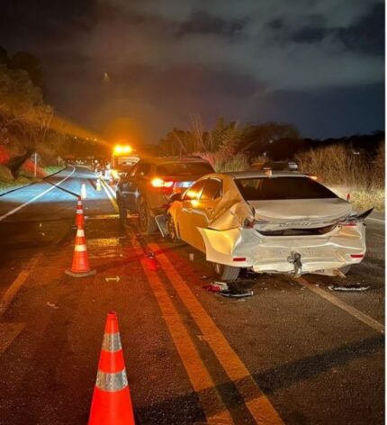 Engavetamento com oito veículos deixa mulher ferida na MG-050 em Divinópolis