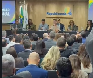 Reviravolta em menos de 24 horas: após anunciar desistência, Cleitinho faz apelo emocionado e volta a pedir candidatura ao Governo de Minas