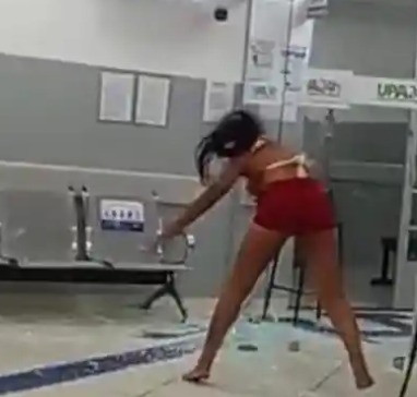 Após chegar ferida e sem atendimento imediato, mulher quebra porta da UPA e é detida em Nova Serrana