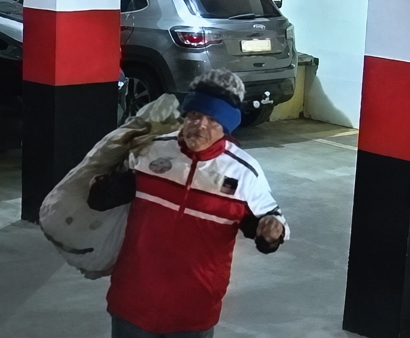 Homem arromba portão, invade garagem de prédio e furta objetos deixados dentro de veículo, em Divinópolis