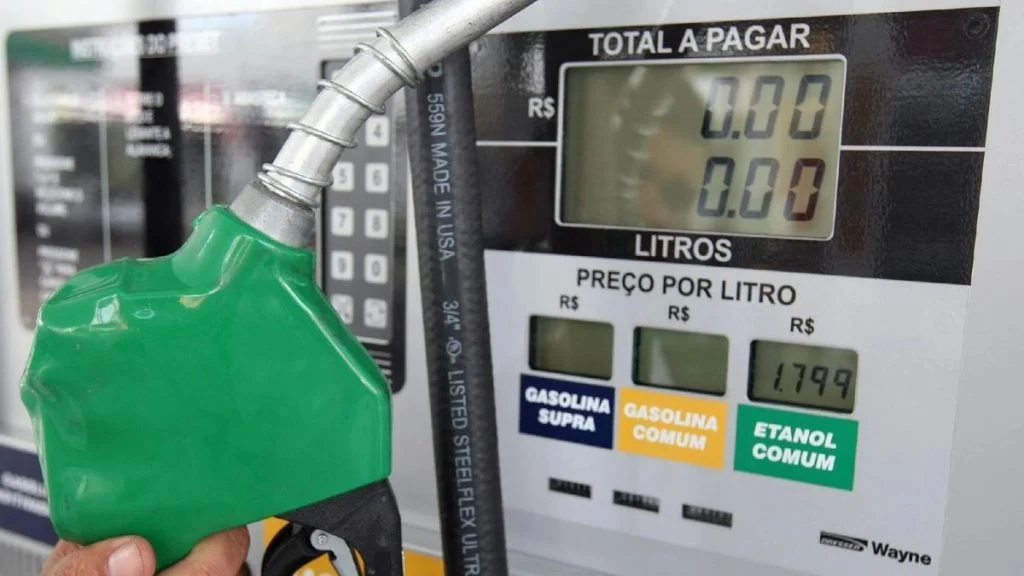 Petrobras recua de aumento e anuncia redução no preço da gasolina após corte de impostos nesta quinta-feira (10)