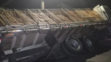 Caminhão cai em cratera após asfalto ceder durante subida em Pará de Minas
