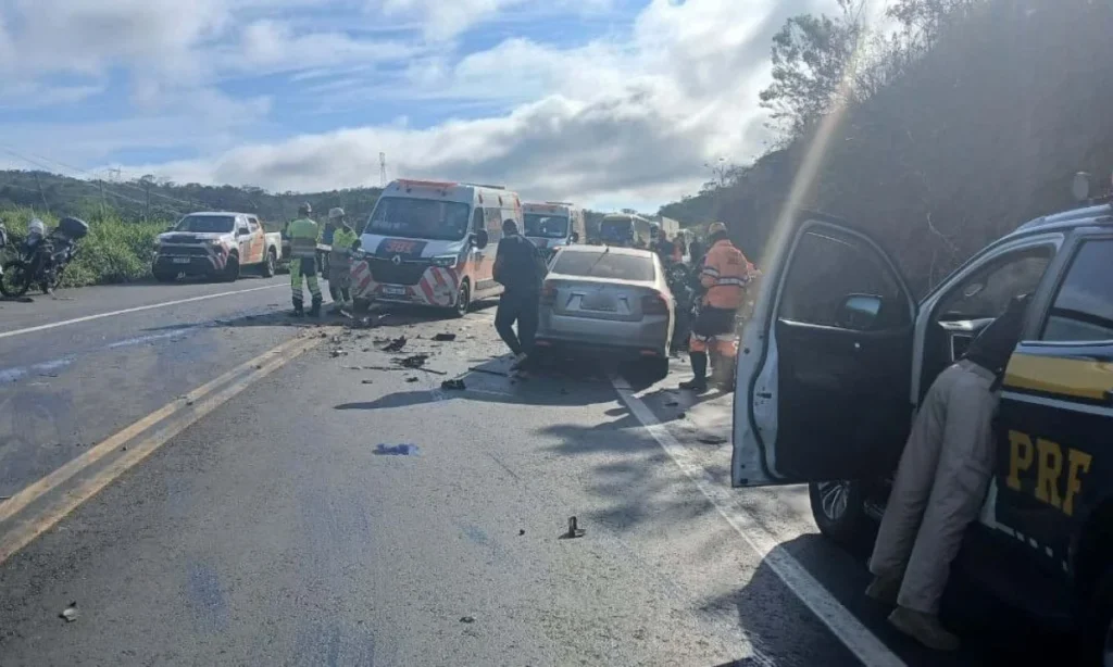 Batida violenta destrói carros e espalha destroços em acidente fatal nesta quinta- feira (24) na BR-381 em Belo Horizonte 1_photo-5019664064686263322-y-67778375