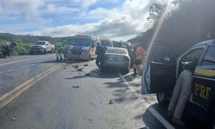 Batida violenta destrói carros e espalha destroços em acidente fatal nesta quinta- feira (24) na BR-381 em Belo Horizonte