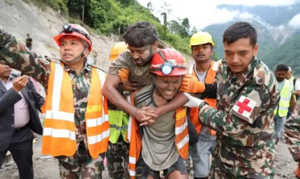Nepal resgata dois trabalhadores vivos após nove dias após avalanche em túnel
