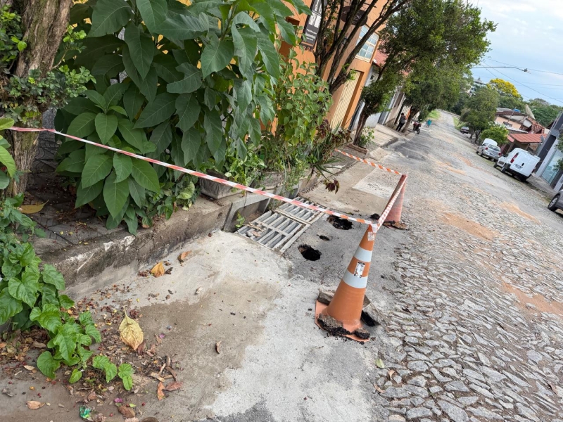 Prefeitura de Divinópolis notifica empresa para corrigir drenagem no Porto Velho Rua Isauro Ferreira Após alerta nesta segunda-feira (15)