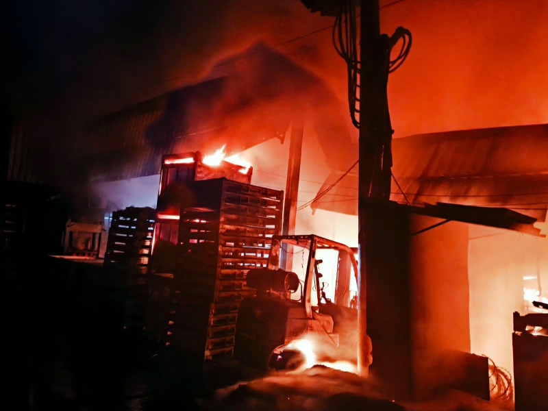 Incêndio atinge distribuidora de borracha no Distrito Industrial em Divinópolis